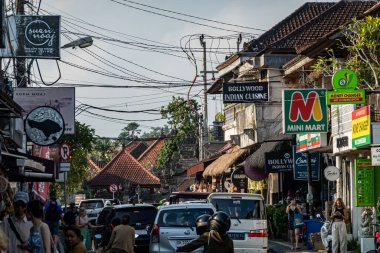 Ubud, Bali, Endonezya Mağazaları ve restoranları olan işlek bir cadde.