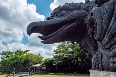 Bali, Endonezya, Denpasar 'ın dışındaki GWK Kültür Parkı' nda Hint tanrılarının heykelleri var..