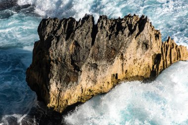 Uluwatu, Bali, Endonezya Okyanustaki büyük kayalar dalgalar tarafından eziliyor..