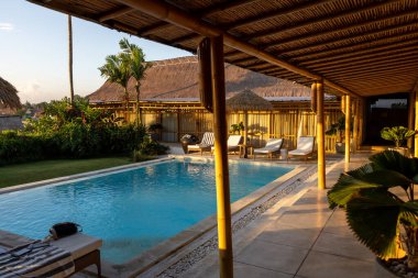 Canggu, Bali, Endonezya Egzotik bir otel havuzu ve güvertesi.
