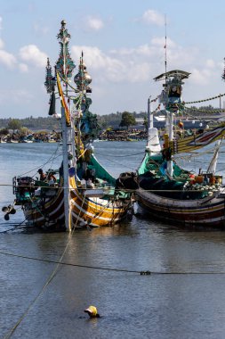 Negara, Bali, Endonezya Tahtası ve limanda süslü balıkçı tekneleri..
