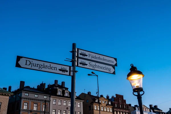 스톡홀름 스웨덴 관광객들의 새벽에 있으며 스탠의 가로등 — 스톡 사진
