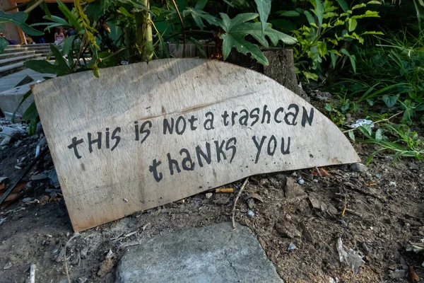 印尼巴厘 一个手绘木牌上写着 这不是垃圾 谢谢你 — 图库照片