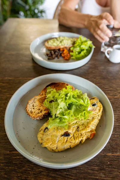Une Omelette Sur Pain Grillé Avec Petit Déjeuner Salade Servi — Photo