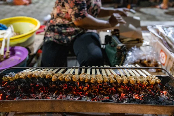 Denpasar Bali Indonesia Woman Grills Chicken Satay Skewers Outdoor Early — Stock Photo, Image