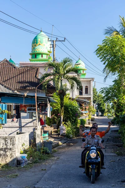 Gilimanuk Bali Indonesia Seorang Polisi Gang Belakang Mengendarai Sepeda Motor — Stok Foto