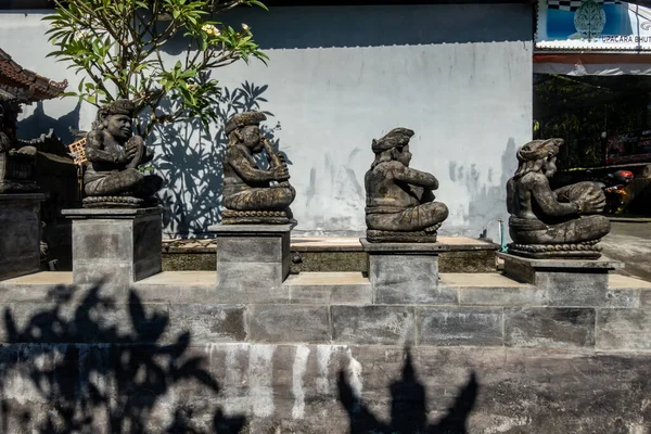 印度尼西亚巴厘Canggu的一排印度教小雕像 在一座房子前面 — 图库照片
