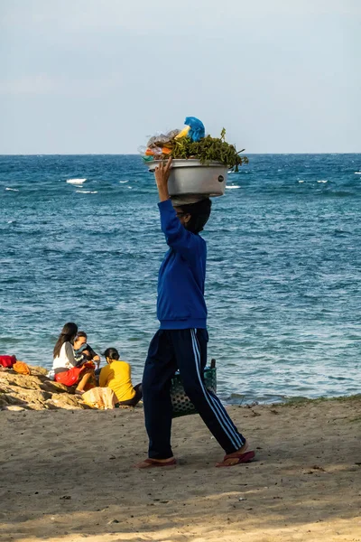 Sanur Bali Indonésie Žena Prodávající Potraviny Pláži — Stock fotografie