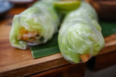 Vietnam böreği ya da makarna servisi..