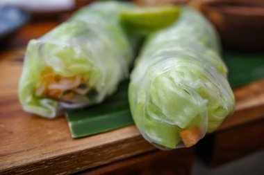 Vietnam böreği ya da makarna servisi..