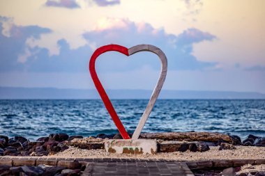 Bali, Endonezya Candidasa Plajı 'nda bir kalp işareti ya da Pantai Candidasa, doğu Bali' de.