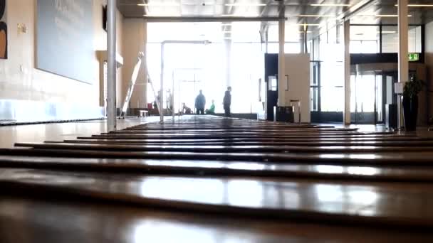 Umea Sveç Küçük Yerel Havaalanında Bir Bagaj Atlıkarınca — Stok video