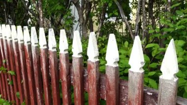 Skelleft çayı, İsveç Beyaz boyalı bir parktaki kırmızı çitler. 