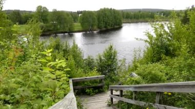 Skelleftea, İsveç Adımları Skelleftea nehrinin aşağısındaki parkta. 