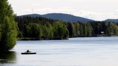 Skelleft çayı, İsveç Skelleftea Nehri yazın akar.