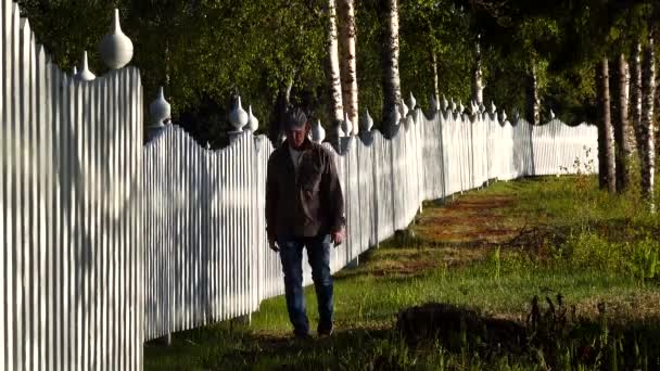 Sorsele Szwecja Człowiek Przechadza Się Wczesnym Rankiem Obok Białego Płotu — Wideo stockowe