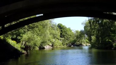 Stockholm, İsveç Bir tekne nazikçe köprünün altındaki güzel bir kanaldan geçiyor. 