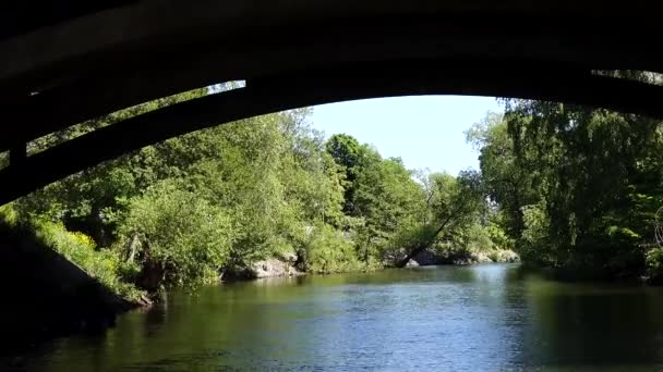 Sztokholm Szwecja Łódź Delikatnie Napędza Malowniczy Kanał Pod Mostem — Wideo stockowe