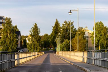 Skelleftea, İsveç Sabahın erken saatlerinde Skelleftea Nehri üzerinde iki şeritli küçük bir köprü.