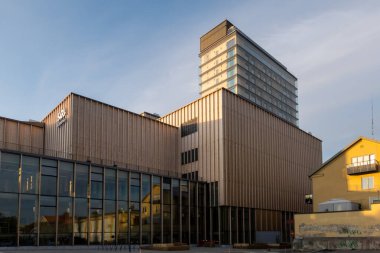 Skelleft çayı, İsveç Şehir merkezindeki şehir silueti ve Sara Kulturhus ahşap gökdeleni.