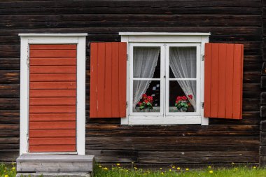 Skelleft çayı, İsveç Tarihi ve Kültür Mahallesi Bonnstan 'da şirin bir pencere pervazı ve çiçekler.
