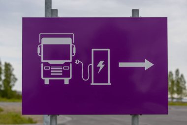 Skelleftea Hamn, İsveç Elektrikli kamyon şarj istasyonu için bir işaret..