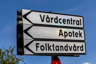 Skelleftea, İsveç İsveççe sokak tabelası bölge sağlık merkezine, eczaneye ve dişçiye işaret ediyor..