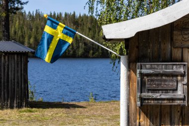 Renfors, İsveç Vasterbotten bölgesindeki Renfors kamp alanında asılı bir İsveç bayrağı.