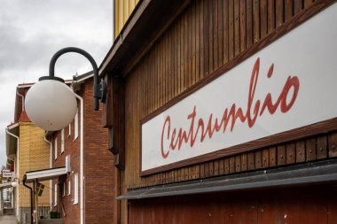 İsveç 'in Arjeplog şehrinde yerel sinemanın üzerinde bir retro işareti var..