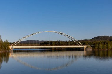 Sorsele, İsveç Vindelalven Nehri üzerinde çelik kemerli bir köprü.