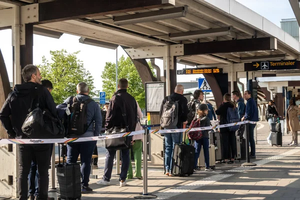Sztokholm Szwecja Ludzie Stojący Kolejce Lotniska Autobusem Miasta Flygbussarna — Zdjęcie stockowe