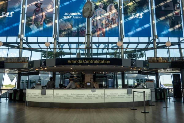 瑞典斯德哥尔摩Arlanda机场天空城的一个问讯处 — 图库照片
