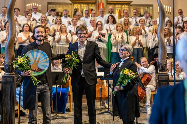 Stockholm Švédsko Skladatel Režisér Velekněz Církve Hogalid Dostávají Květiny Koncertě — Stock fotografie