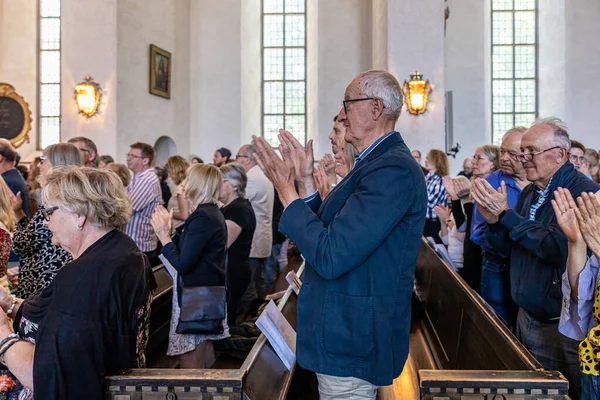 Stockholm Švédsko Muž Veřejnosti Tleská Koncertě Oslavě 100 Výročí Hogalidské — Stock fotografie
