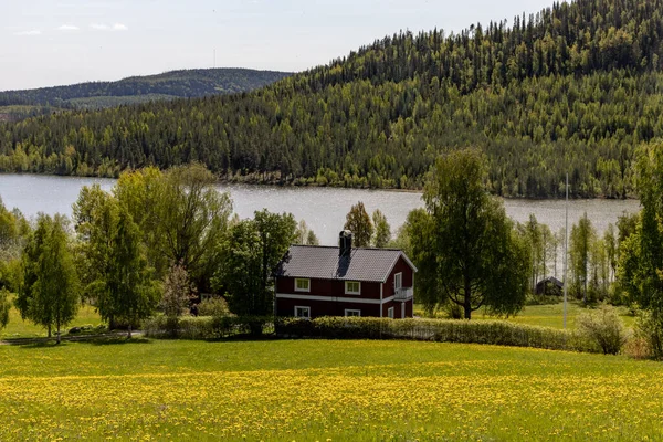 Norsjo Suecia Una Pintoresca Vista Lago Granero Una Montaña Campo — Foto de Stock