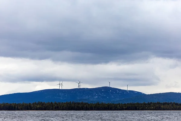 Arjeplog Suécia Lago Hornavan Montanhas Distância Com Turbinas Eólicas — Fotografia de Stock