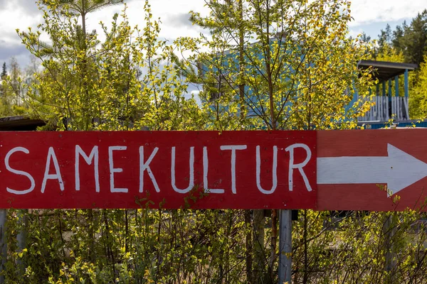 Sorsele Sverige Skylt Mot Ett Samiskt Kulturcentrum Vid Vägkanten — Stockfoto