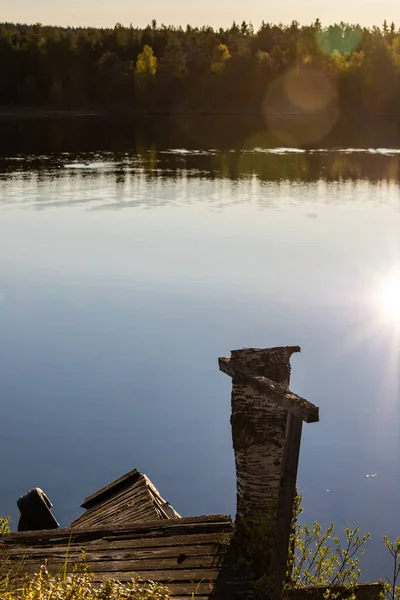 スウェーデンのソレ朝早くヴィンデルヴァレン川の壊れた放置された木製の桟橋 — ストック写真