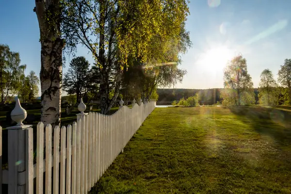 Sorsele Suécia Uma Cerca Branca Torno Cemitério Igreja Início Manhã — Fotografia de Stock