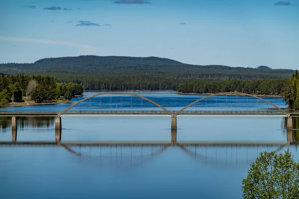 Vindeln Suécia Uma Ponte Aço Atravessa Rio Pitea Dia Ensolarado — Fotografia de Stock