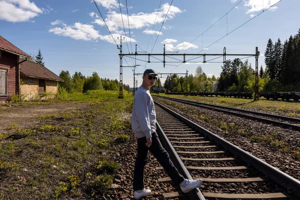 Skelleftea Suécia Jovem Está Nos Trilhos Ferroviários Norte Suécia — Fotografia de Stock