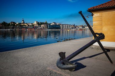Stockholm, İsveç 14 Haziran 2023 Şafak vakti Skeppsholmen adasında Sodermalm 'a bakan eski bir gemi manzarası.