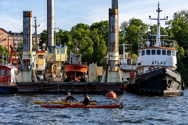Stoccolma Svezia Giugno 2023 Due Kayaker Passano Piccolo Cantiere Navale — Foto Stock