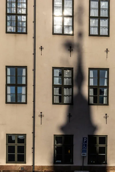 Стокгольм Швеция Фасад Старых Зданий Острове Риддархолмен Тени Шпиля — стоковое фото