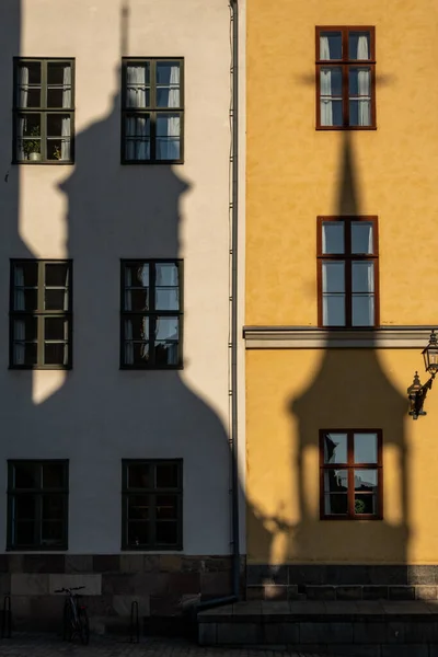 スウェーデンのストックホルムリダーホルメン島の古い建物のファサードと大聖堂の尖塔の影 — ストック写真
