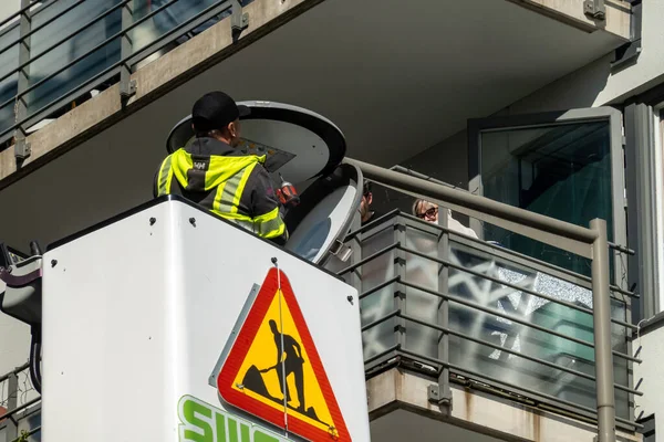 Stockholm Zweden Een Technicus Een Skylift Repareert Een Straatlamp Wijk — Stockfoto