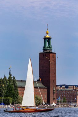 Stockholm, İsveç. Riddarfjarden 'de bir yelkenli yelkenli yarışı. Binanın 100. yıldönümünü kutlamak için belediye binasının önünde..