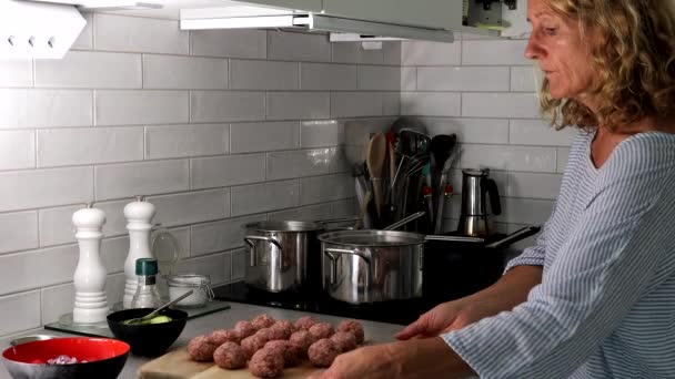 Жінка Готує Шведські Фрикадельки Кухні — стокове відео