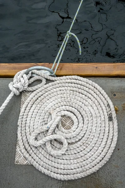 Estocolmo Suecia Una Cuerda Línea Barco Enrollada Puerto Deportivo —  Fotos de Stock