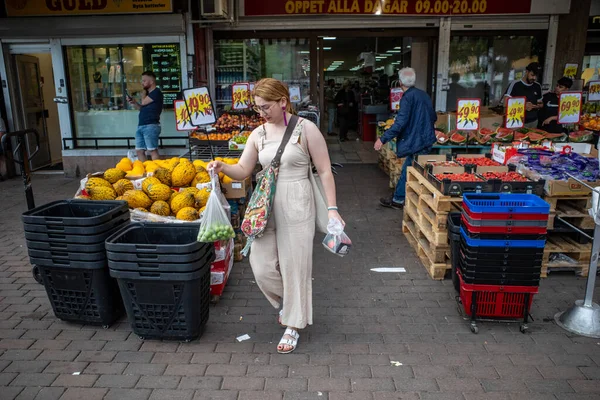 瑞典斯德哥尔摩斯卡尔霍曼市郊主要广场上的女购物者 — 图库照片